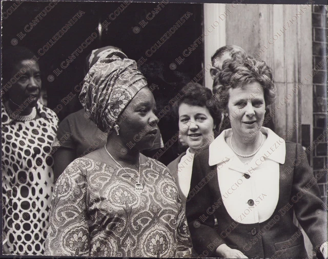 1968 ZAMBIA Mary Wilson wife of British Premier and Mrs Kaunda Photo