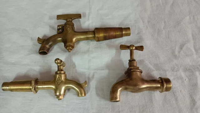 Tre vecchi rubinetti in ottone