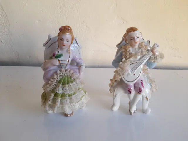 2 anciens personnages en porcelaine avec dentelle
