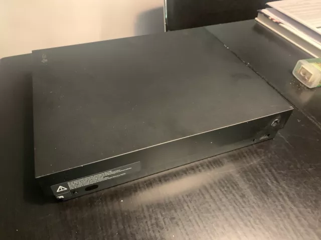 Xbox One X 1TB + controller  "Day One” + Halo 5