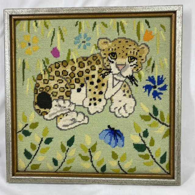 Aguja vintage cachorro de leopardo/león en marco 13 x 13 decoración de pared para bebé