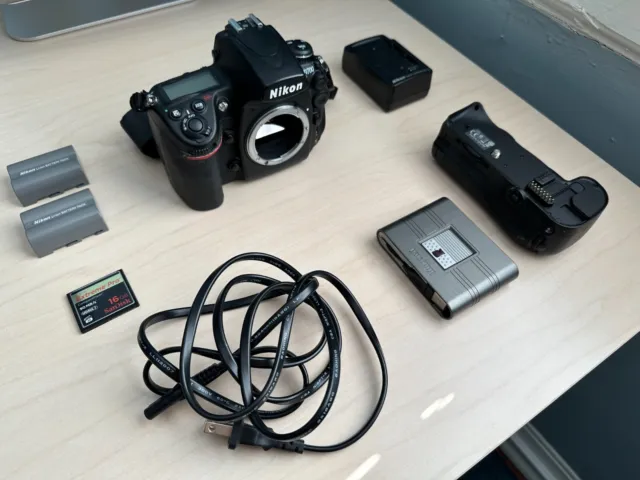 Nikon D700 12.1 MP Digital SLR Camera - Black (Body Only), batteries, card