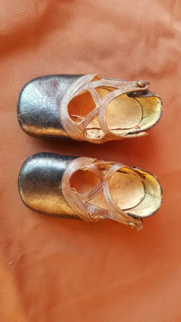 anciennes chaussures bébé poupée semelle cuir  avec  clou