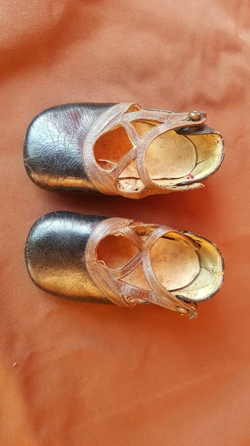 anciennes chaussures bébé poupée semelle cuir  avec  clou
