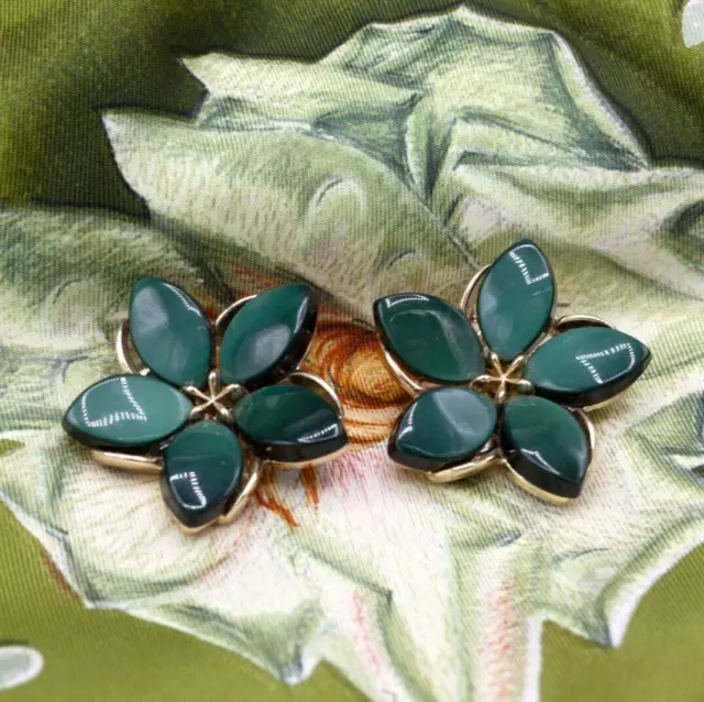 Pendientes con clip vintage de oro lucita verde lucita con flor de cinco pétalos Lisner