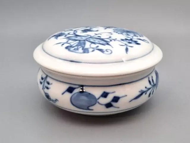 Meissen Porzellan Deckeldose, Zwiebelmuster, 1. Wahl, D 9,5 cm, blau weiß, Dose