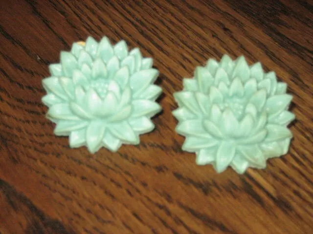 Vtg. 2 Vintage Drapery Curtain Tie Back Lt. Green Plastic Flower Push Pin 1.75"
