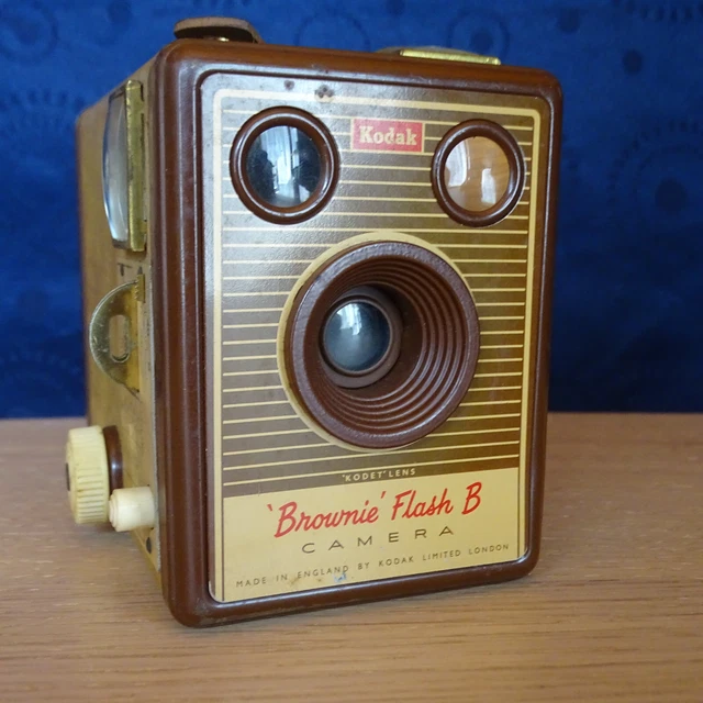 Appareil photo ancien Kodak Brownie Flash B Camera -Made in England by Kodak Ltd