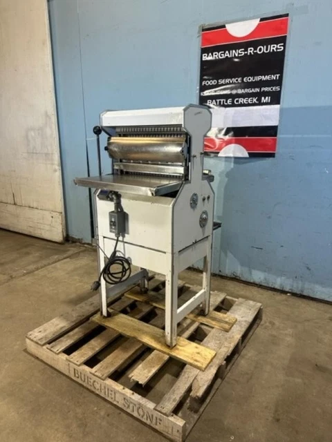 "Oliver 777" Commercial Gravity-Fed 3/8" Bread Slicer Machine