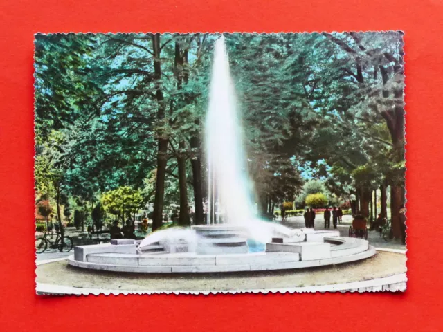 Cartolina Novara - Giardini pubblici e fontana luminosa - 1958.