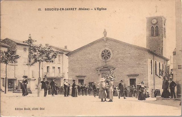 Cpa 69 Soucieu En Jarrest. Devant L'eglise. Sortie ....Ecrite.vers 1900.Tbe (91)