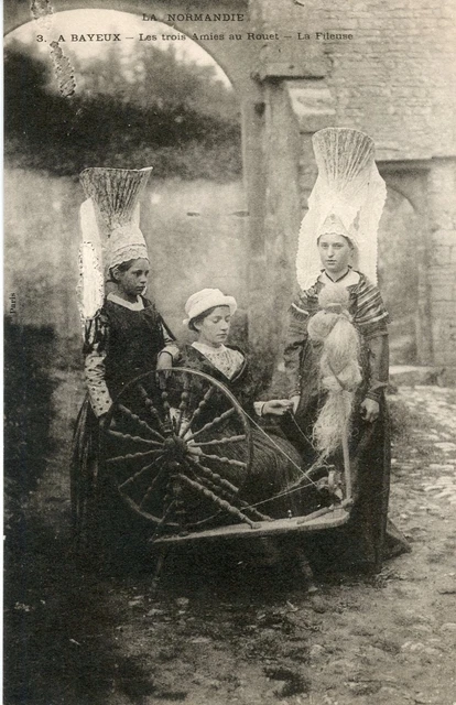 Carte Postale / Calvados La Normandie Bayeux Les Trois Amies Au Rouet La Fileuse