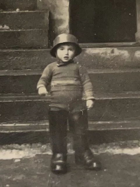 Foto Kind mit Stahlhelm und in Soldatenstiefeln WK2