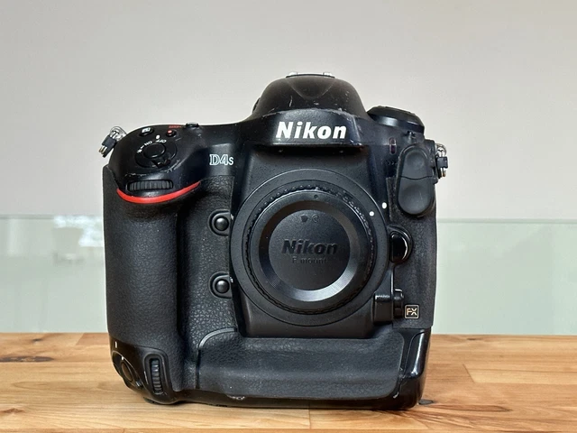 Nikon D4S 16.2 MP Digital SLR Camera - Black (Body Only) with charger