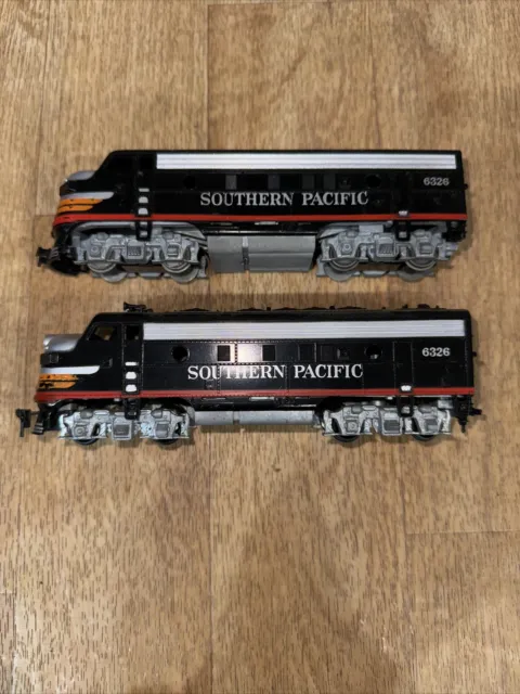 Vintage HO Scale Black Widow Southern Pacific 6326 Engine & 8220 B-Unit Athearn