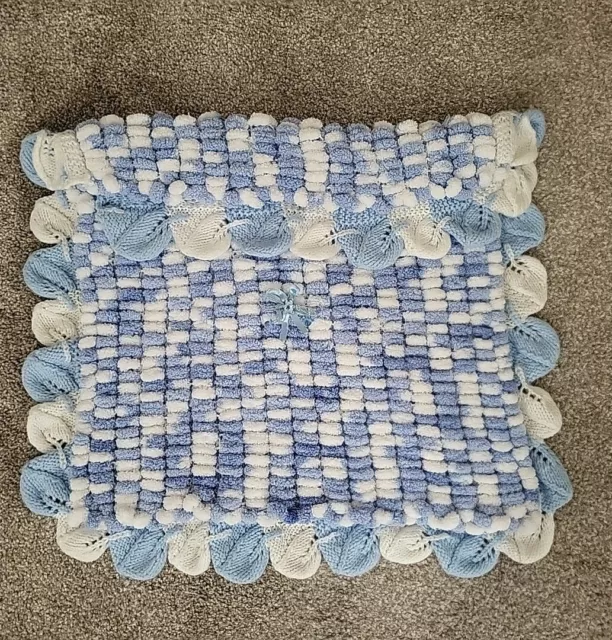 Baby flauschige Bommelabdeckung/Decke für Autositz/Kinderwagen. WEISS UND BLAU