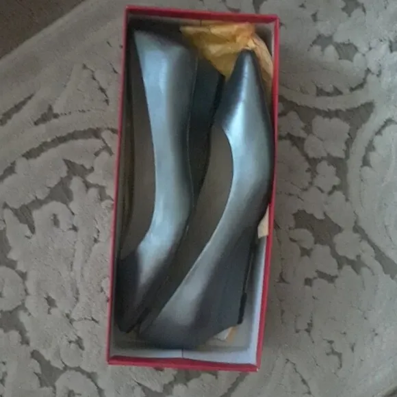 Adrienne Vittadini Prince Pewter Leather Flats - size 81/2 (new)