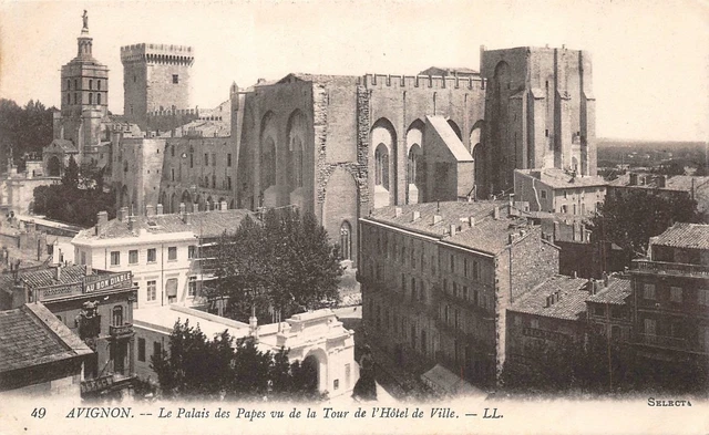 AVIGNON - le palais des Papes vu de la Tour de l'hôtel de Ville