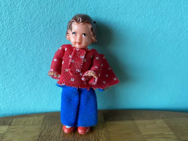 Püppchen Puppe blaue Hose Ari Gummi Puppenstube Puppenhaus 1:12 dollhouse doll