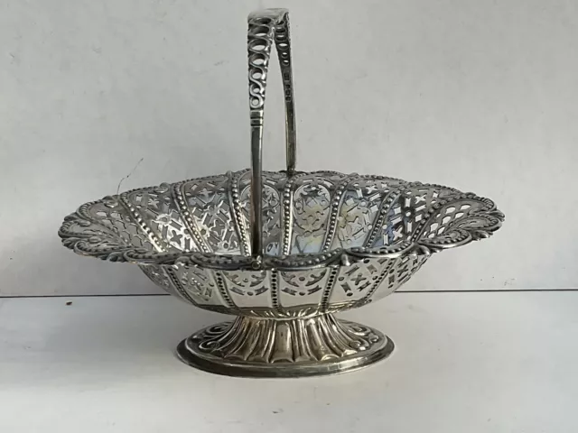 Eccellente cesto oscillante forato argento massiccio vittoriano, 1894. 16 cm di lunghezza