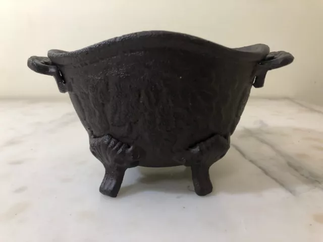 Old oxidized metal jar height 9.5 cm Old oxidized metal jar height 9.5 cm