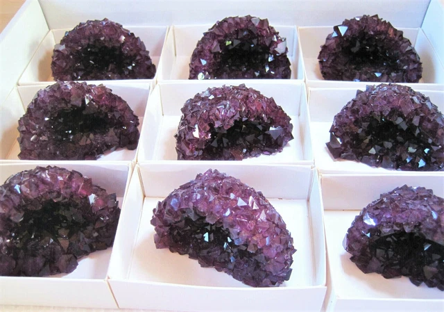 +++ 1 Stück: Alaun Kristalldruse // synthetisch +++ Farbe Amethyst / Geode Stufe
