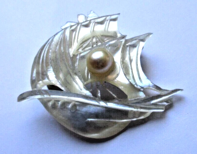 Broche Ancienne Bateau Voilier - Nacre Sculptée Et Perle - Bijou Vintage