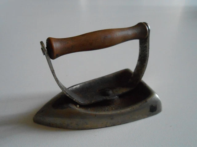 Petit fer à repasser ancien de dentellière bout pointu art populaire