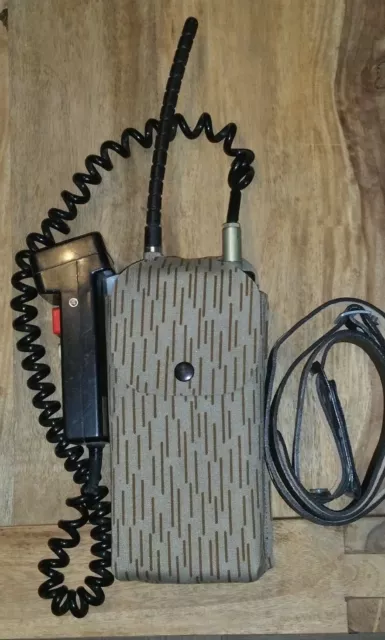 1x Handfunkgerät UFT771 RFT  70cm mit Zubehör Handapparat Antenne Tarntasche