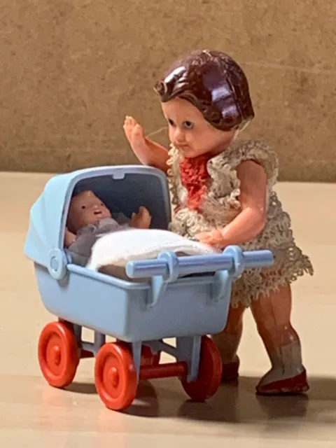 Alte ARI Puppe mit Puppenwagen Puppenstube
