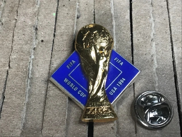 Pin's Football - Trophée COUPE du MONDE FIFA - signé
