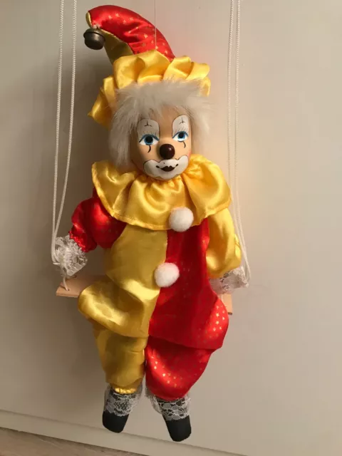 Clown sur balançoire avec tête en porcelaine Hauteur totale 83 cm