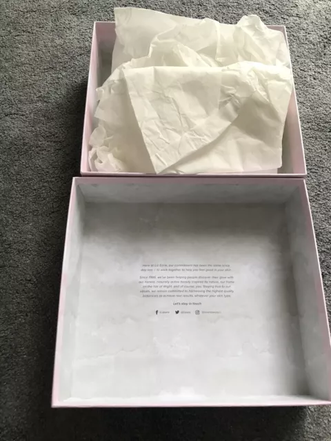 Jolie boîte-cadeau rose Liz Earle avec papier tissu 2