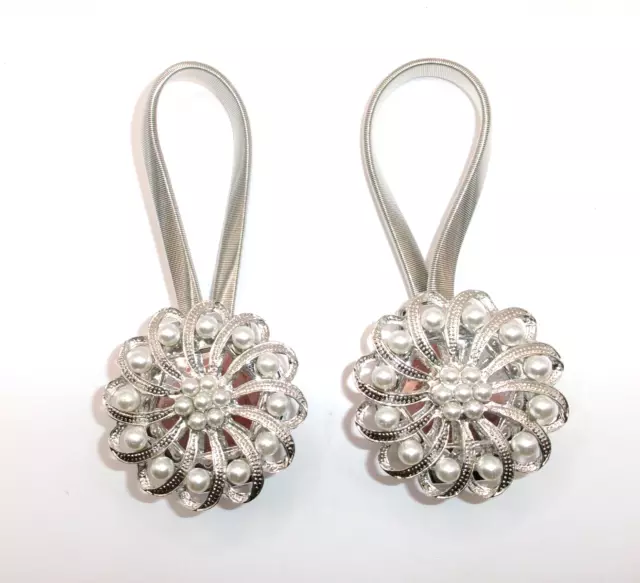 Elegantes corbatas florales perlas blancas en tono plateado metal magnético x2