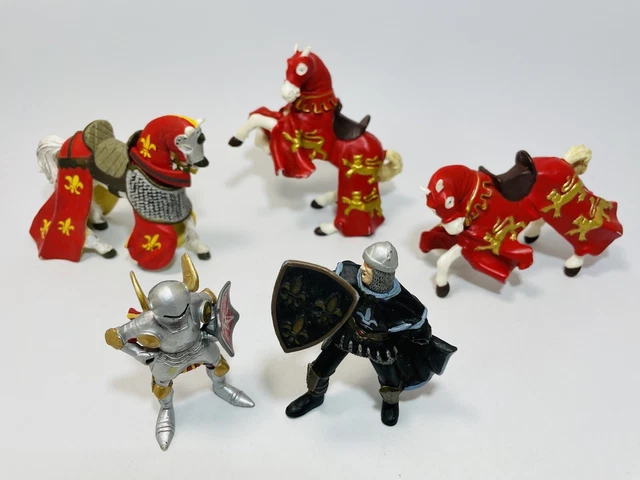 Papo 2005 Lot of 3 Draped Horse Red Gold King Richard & 2 medieval soldiers