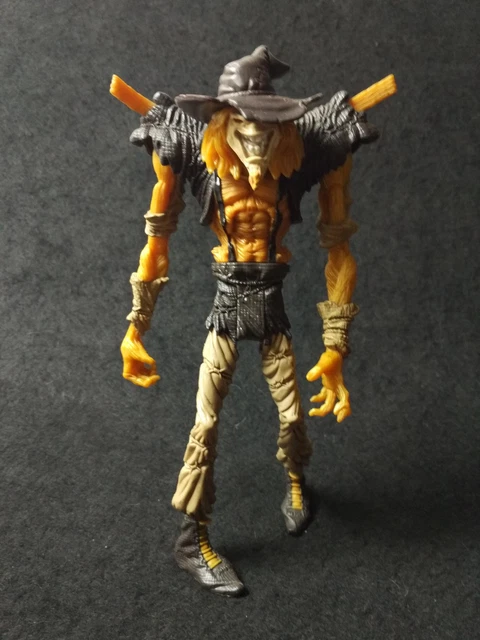 Kenner DC BATMAN LEGENDS OF DARK KNIGHT TWISTER STRIKE SCARECROW Action Figure