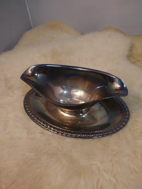 GRAVY BOAT SAUCE BOAT - Rogers Silverplate NICE PIECE - GREAT CONDITION!