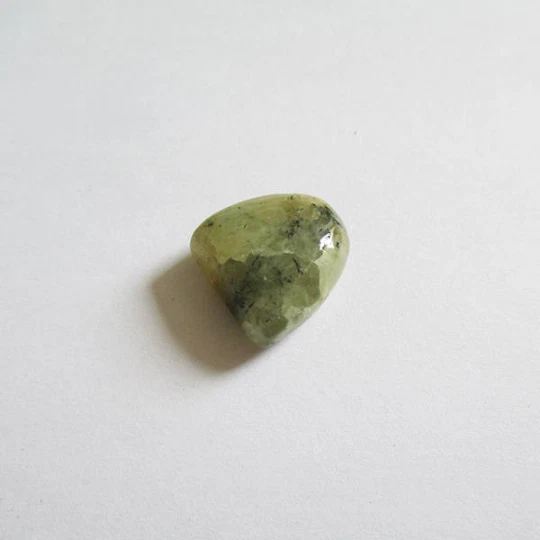 Préhnite cabochon pierre fine 18x18x8mm gemme multicolore reiki chakra plexus