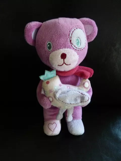 *- DOUDOU PELUCHE POMMETTE OURS VIOLET MAUVE POULE COQ DS LES BRAS 21cm  TTBE