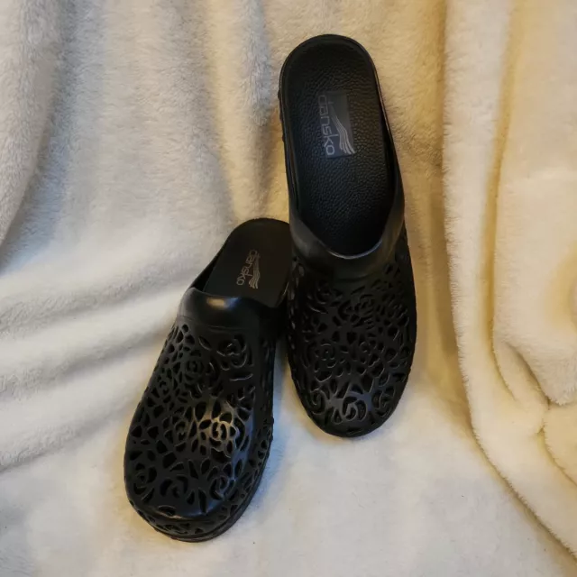 Dansko Pixie Molded Rubber Floral Embossed Black Clogs Nursing Size 39 5113