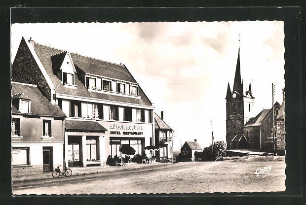 CPA Juvigny-sous-Andaines, La Place et l´Hotel