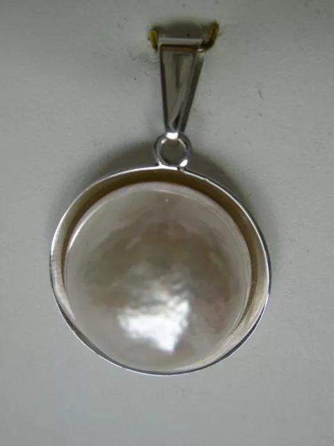 Hochwertiger Anhänger:  große Mabe-Perle in  Weißgold  750 / 18 Karat