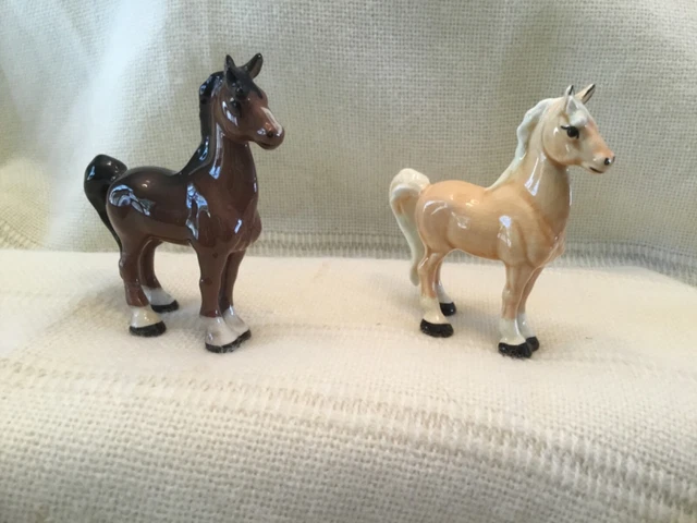 Vintage Hagen Renaker Miniature Saddle Horse Bay & Palomino Feet Together #A-146