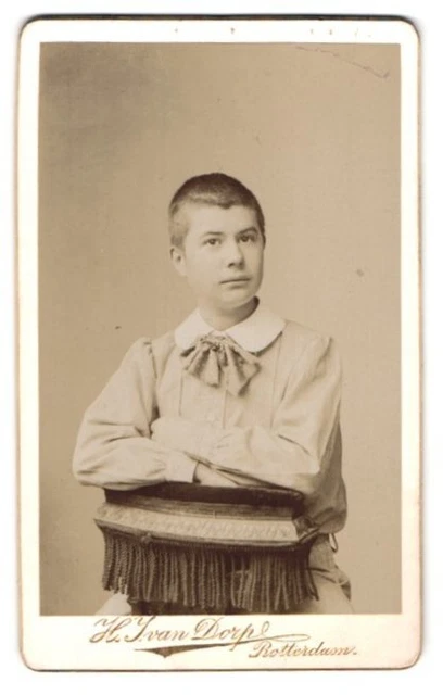 Fotografie H. Ivan Dorp, Rotterdam, Kipstraat 101, Portrait Junger Mann mit Fli