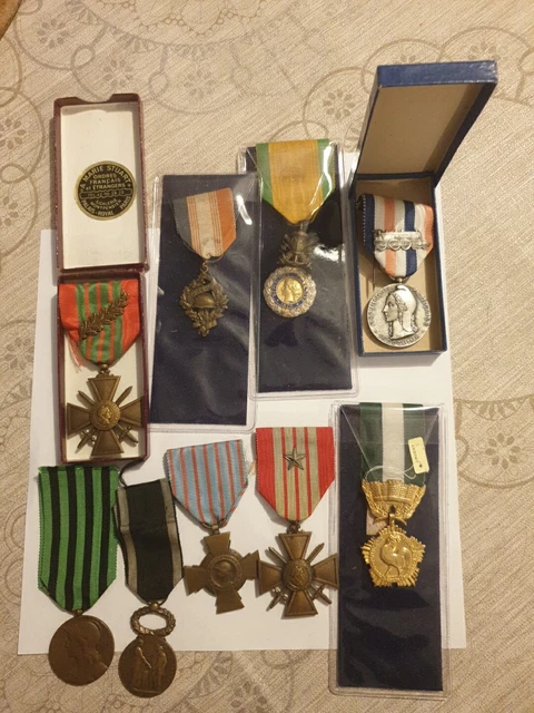 Lot De 5 Ramequins Avec Médailles Militaires Françaises - Orfèvrerie Vintage Argentée