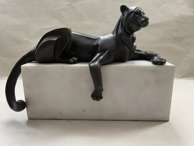 Bronzefigur Raubkatze, Jaguar auf Marmorsockel