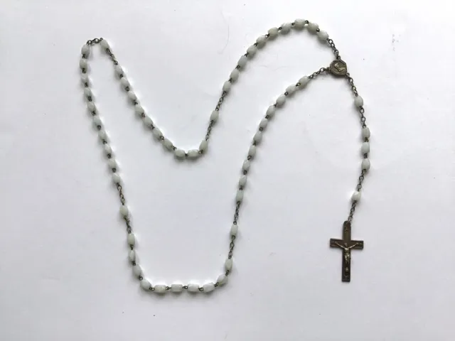 Chapelet Ancien En Perles Blanches +Croix Christ Et Médaille Sainte Vierge Métal