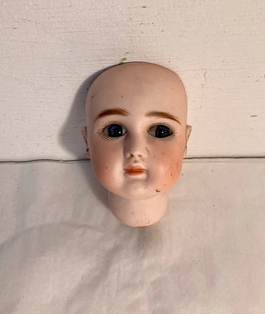 Tête De Poupée Ancienne En Porcelaine, Bouche Fermée - Idée Collection