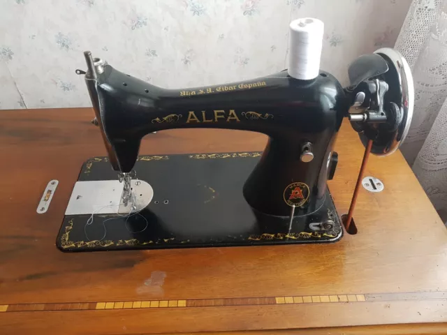 Antigua máquina coser alfa. Vintage