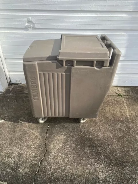 Cambro ICS125T110 Sliding Lid Ice Bin Mobile portable Ice Caddy- 125 lb. Cap